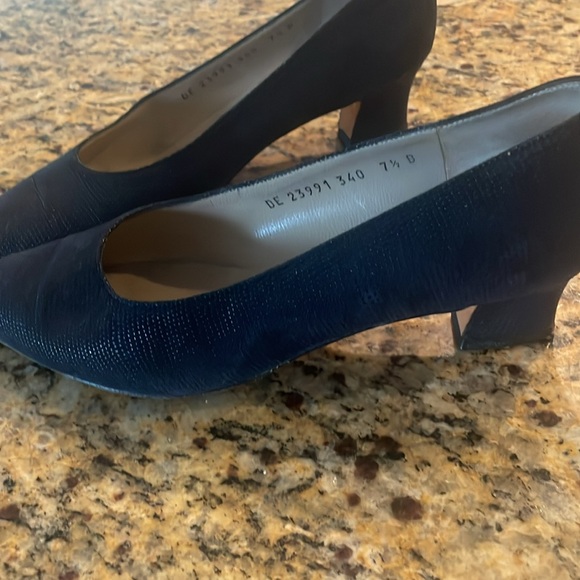 Salvatore Ferragamo navy low rise pump - Picture 2 of 5